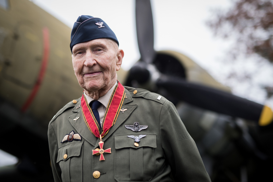Der als "Rosinenbomber-Pilot" bekannt gewordene Gail Halvorsen steht am Luftbrücken-Denkmal am Flughafen in Frankfurt am Main vor einem der historischen Flugzeuge des gleichen Typs, mit dem der ehemalige US-Pilot nach dem zweiten Weltkrieg die "Luftbrücke" nach Berlin geflogen war.