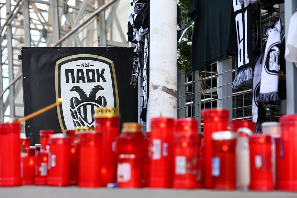 Kerzen liegen vor dem PAOK-Stadion, es herrscht große Trauer.