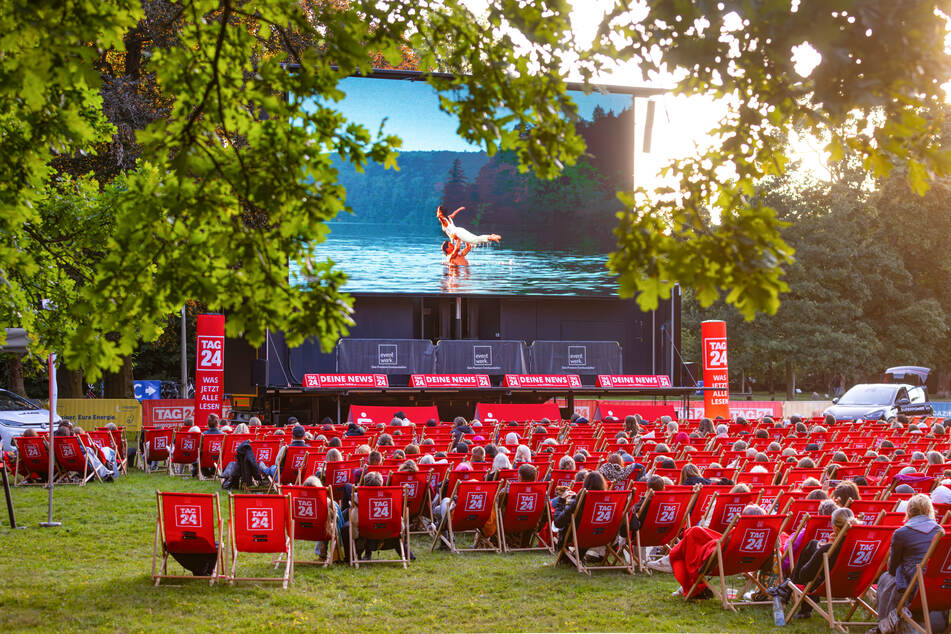 Die berühmten Szenen aus "Dirty Dancing" auf der 50-Quadratmeter-Leinwand ließen sich rund 450 Leipziger nicht entgehen.