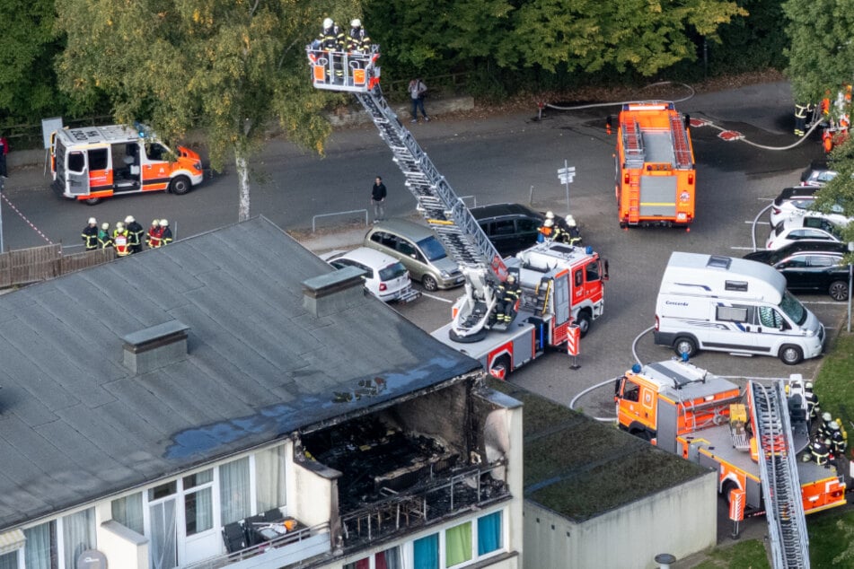 Die Hamburger Feuerwehr rückte mit einem Großaufgebot in Billstedt an, um den Brand einer Maisonette-Wohnung unter Kontrolle zu bekommen.