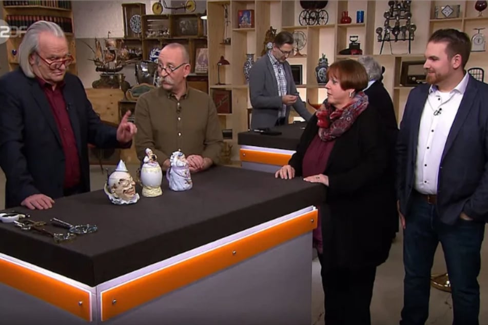 Susanne Sick und ihr Sohn Dominik (r.) wollen bei "Bares für Rares" drei kuriose Tonkrüge verkaufen.