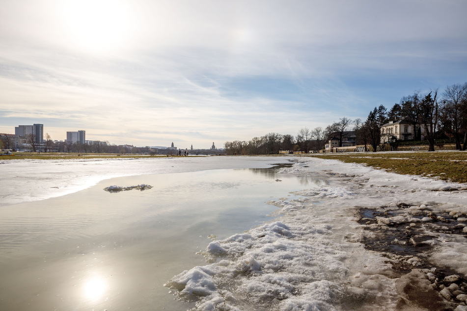 An der Elbe taut langsam das Eis.