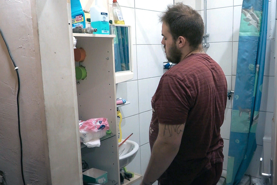 Manuel (24) schläft immer wieder in Alltagssituationen ein - hier stehend im Badezimmer.