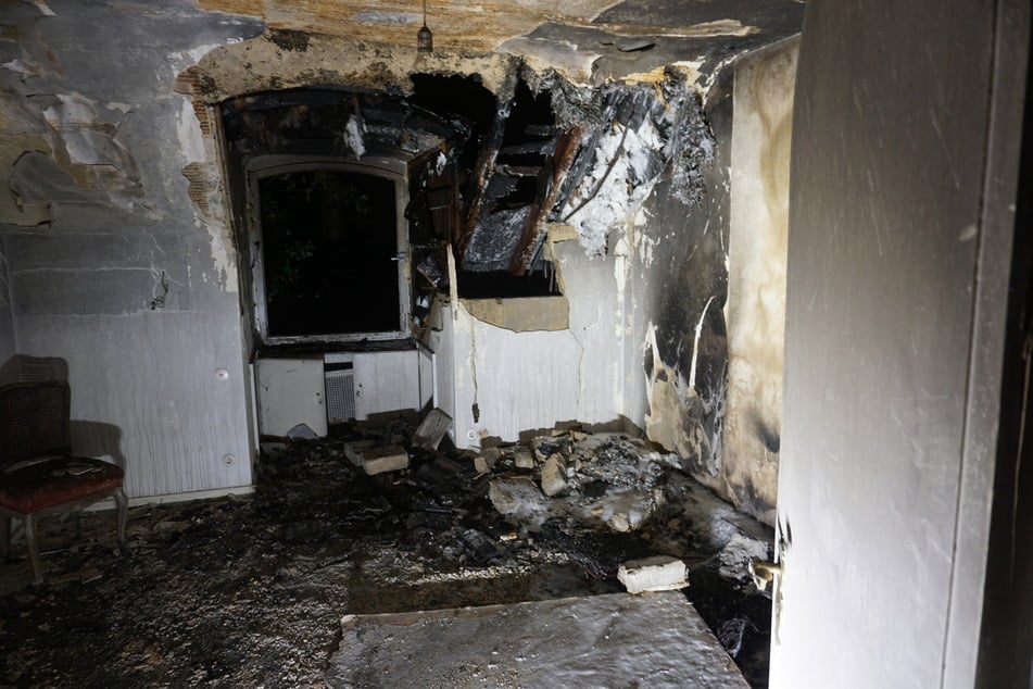 In einem Raum im Obergeschoss der Villa hat eine Matratze gebrannt. Mindestens ein Raum wurde durch die Flammen stark beschädigt.