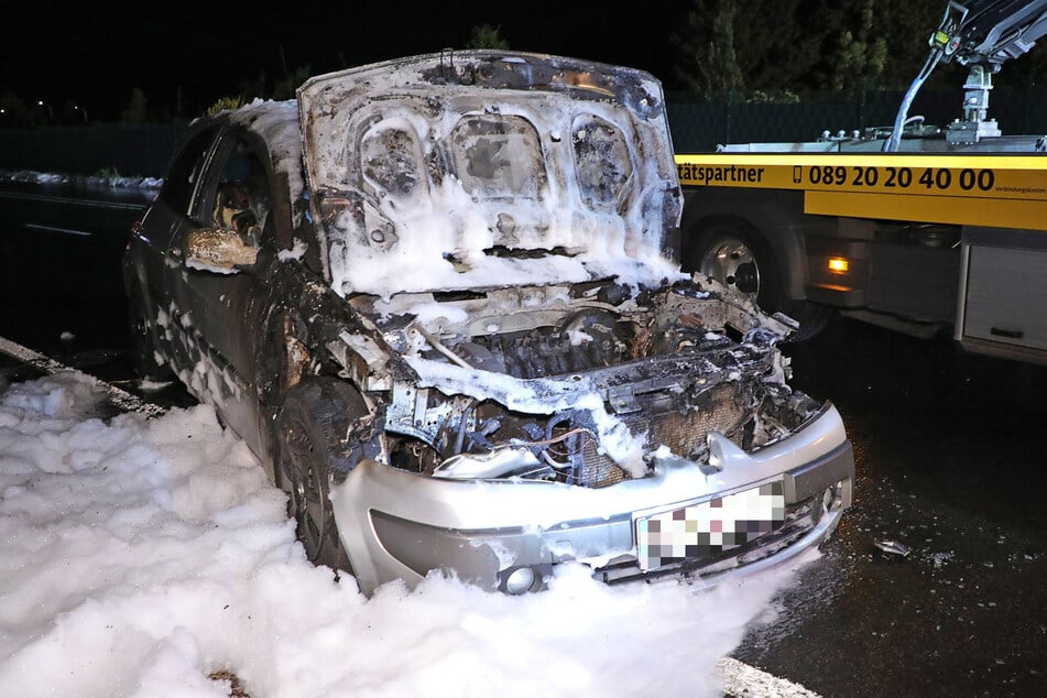 Der Renault Megane fing am späten Donnerstagabend während der Fahrt Feuer.