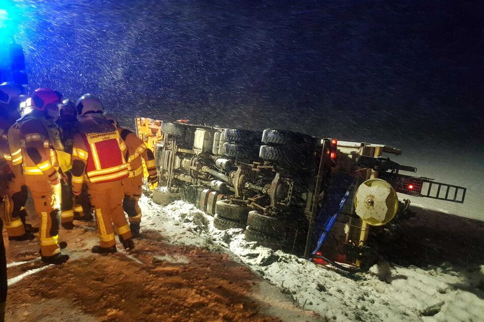 Der Winterdienst-Wagen blieb im Straßengraben liegen.