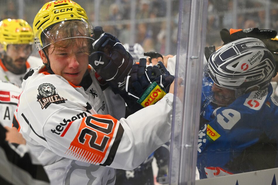 Im Testspiel fing sich Frankfurts Fabio Kose (18, l.) von Dresdens Niklas Postel (27) die Rechte ein. Morgen dürfte es auch hitzig zugehen.