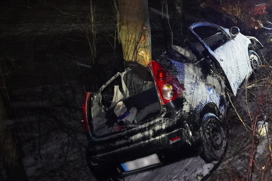 Bei Glätte weggerutscht? Feuerwehr holt Insassen aus Fahrzeug