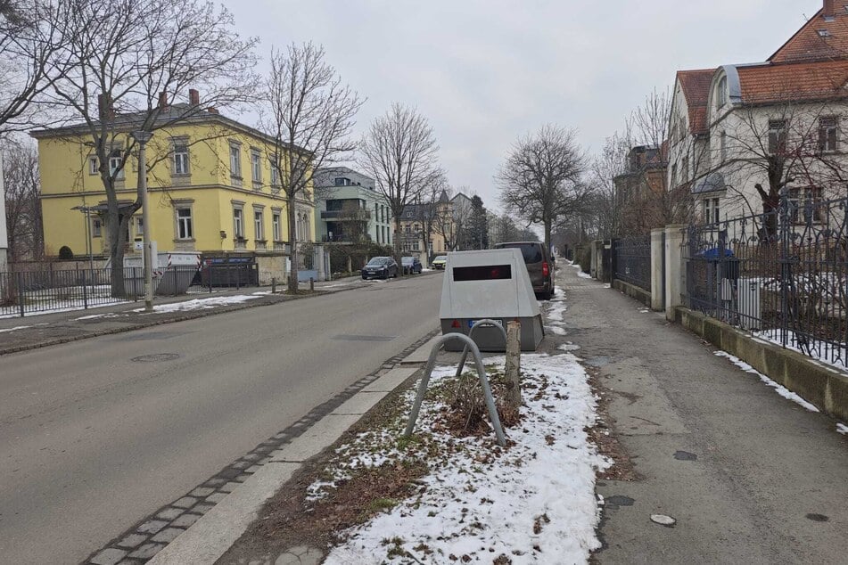 Der Enforcement Trailer steht auf der Wiener Straße in stadtauswärtiger Richtung.