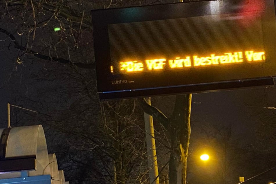 "Die VGF wird bestreikt" war am frühen Mittwochmorgen an einer Straßenbahn-Haltestelle der Verkehrsgesellschaft Frankfurt zu lesen.