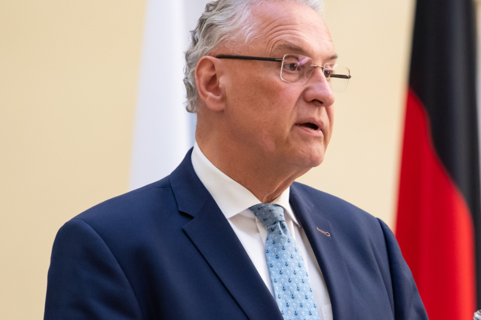 Joachim Herrmann (63, CSU), Innenminister von Bayern, setzt sich dafür ein, dass Asylbewerber weder Täter noch Opfer werden.