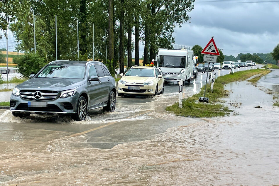 Einige Straßen und Wege sind bereits vollständig mit Wasser bedeckt. Doch es könnte noch schlimmer kommen.
