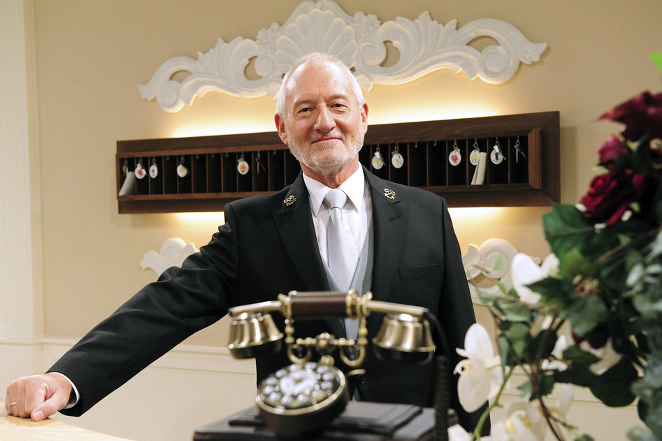 Seit 2005 spielt Sepp Schauer (73) den Chef an der Hotel-Rezeption.