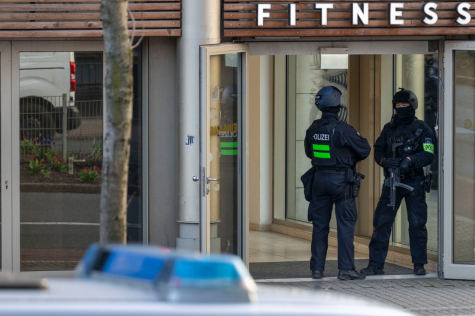 Schwer bewaffnete Polizisten bewachten am 18. April den Eingang des betroffenen Fitnessstudios.