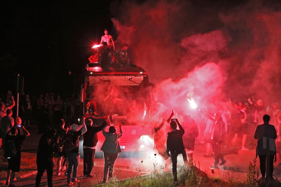 Die Zwickauer Fans machten in Eckersbach die Nacht zum Tag.