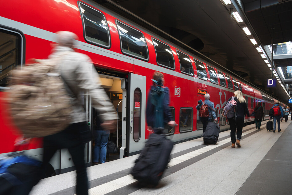 Reisende steigen in einen Regionalexpress nach Angermünde.