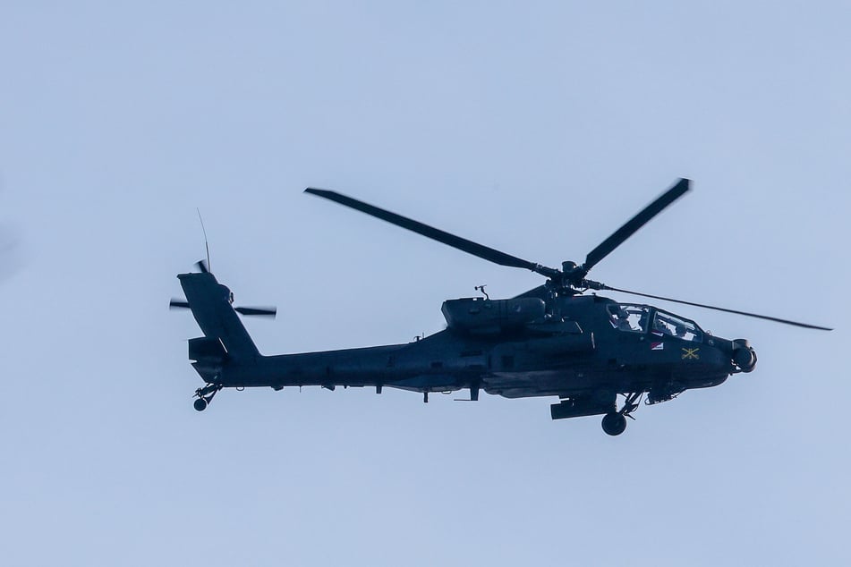 Drei dieser US-Kampfhubschrauber flogen am Mittwoch über Sachsen hinweg.