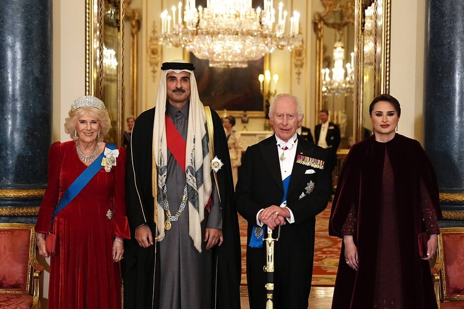 Queen Camilla (77, v.l.), Emir Tamim bin Hamad Al Thani (44), König Charles und Scheikha Jawaher (39) strahlen für das offizielle Staatsbesuch-Foto.