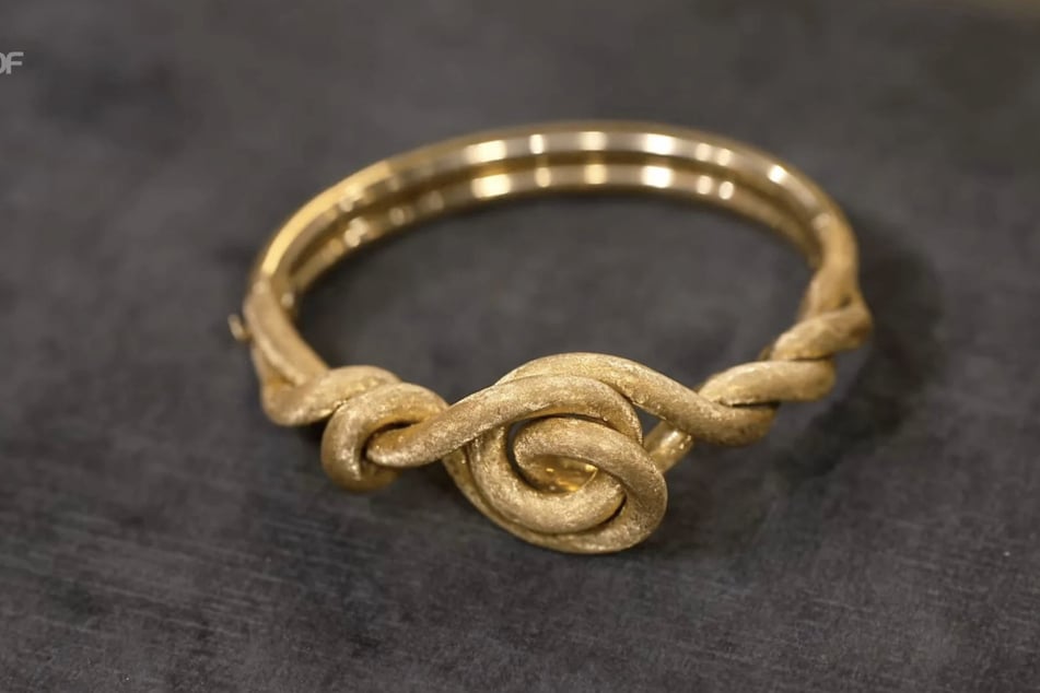 Der Armreif im Design eines Liebesknotens wurde aus hochwertigem 750er-Gold gefertigt und stammt ursprünglich aus Italien.
