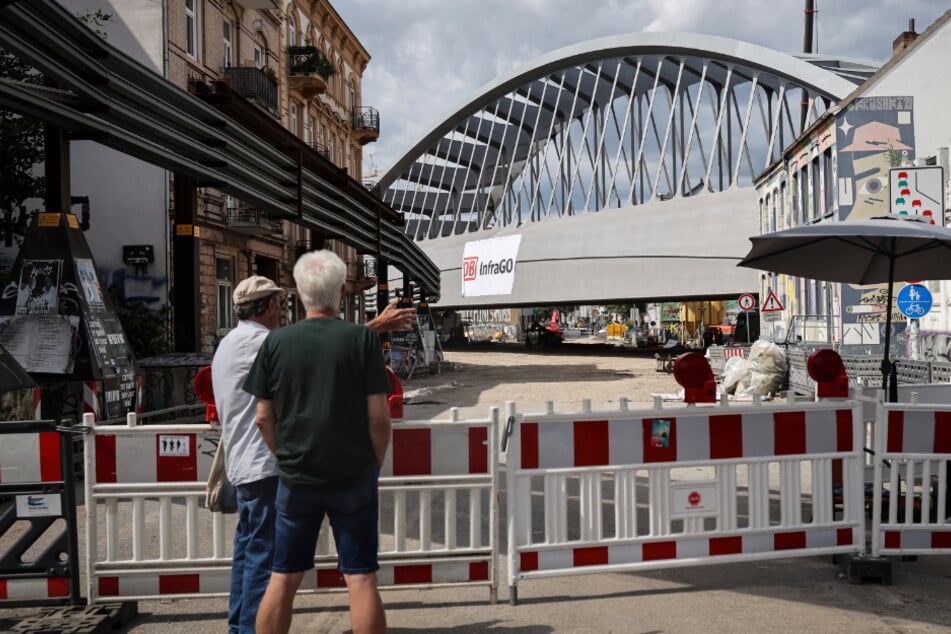 Wichtige Verkehrsader bleibt nach Transport der Sternbrücke noch länger gesperrt