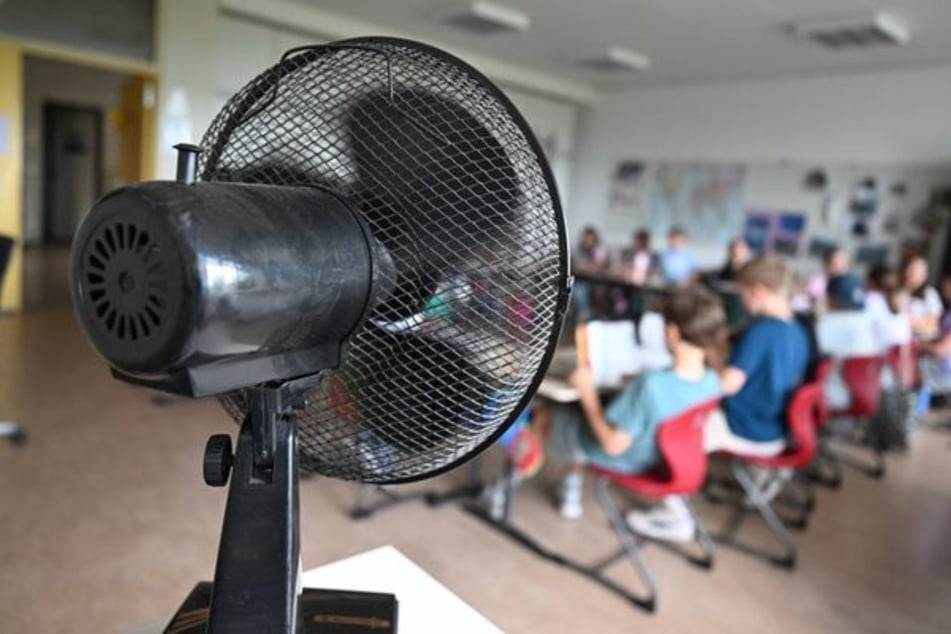 Wenn es im Sommer wieder heiß wird in den Klassenzimmern, sollen nach Willen des Ministeriums klarere Regeln gelten.