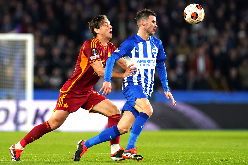 Der deutsche Nationalspieler Pascal Groß (32, r.) schied mit Brighton gegen die Roma aus der Europa League aus.