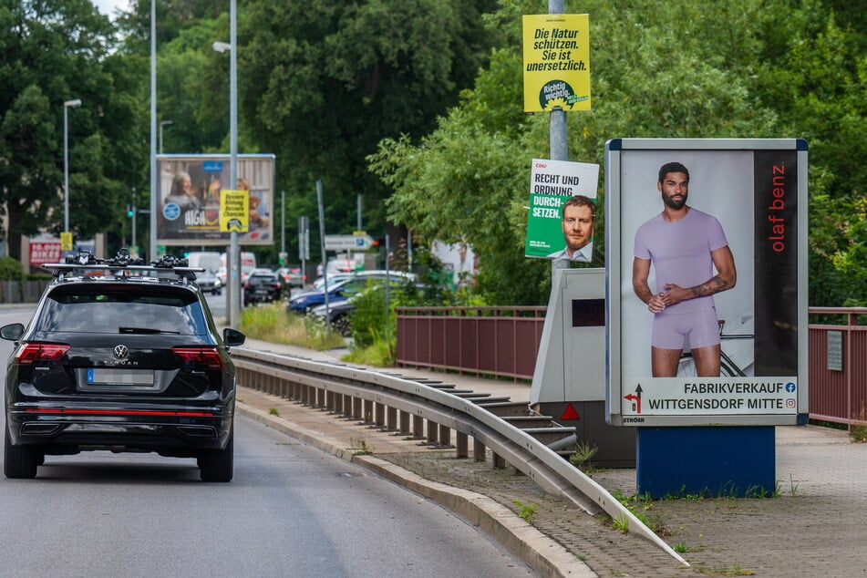 Ein mobiler Blitzer steht derzeit versteckt zwischen Plakaten an der Leipziger Straße.