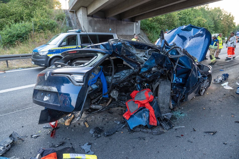 Unfall A73: Schlimmes Unglück auf der A73: Person stürzt von Brücke, Autos rasen in Unfallstelle