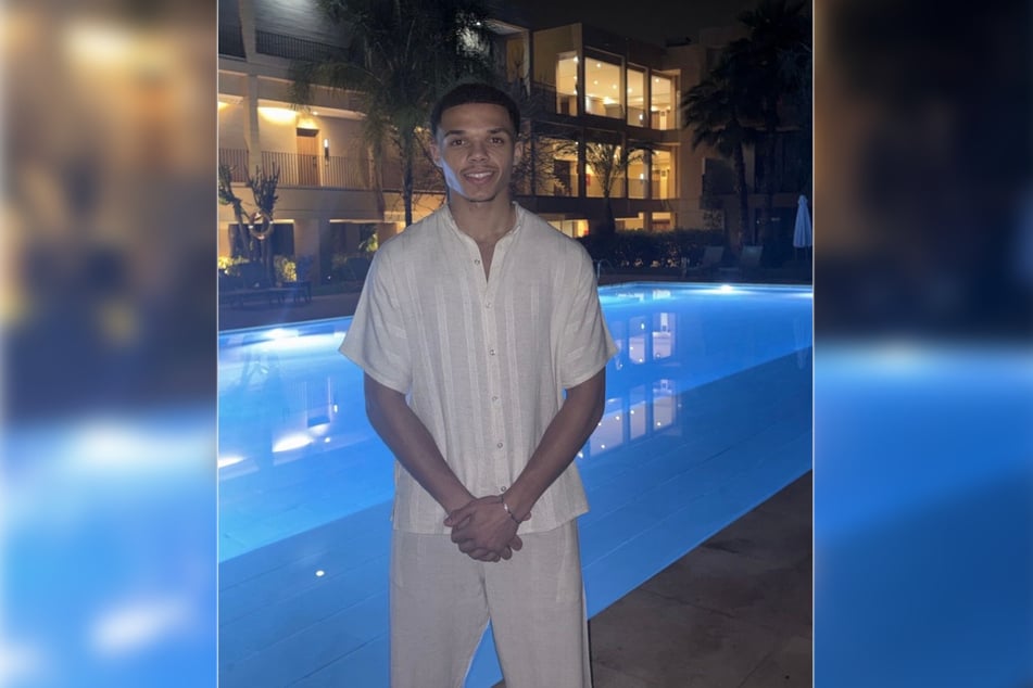 Noch vier Tage vor seiner Festnahme posierte Sam glücklich vor einem Pool.