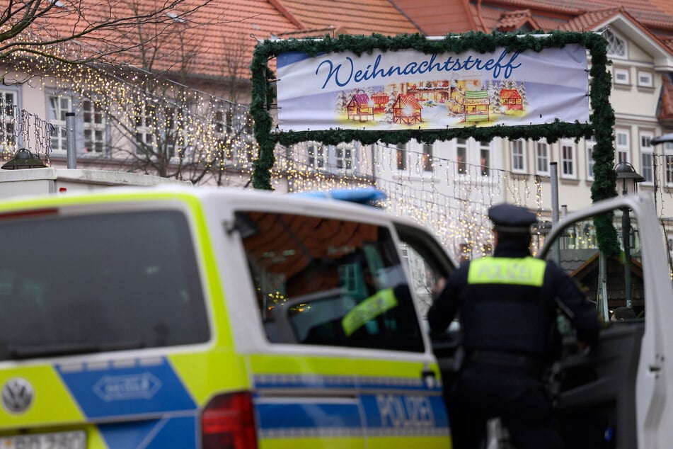 Mit Waffe auf Weihnachtsmarkt gesichtet: Polizei sucht nach jungem Mann