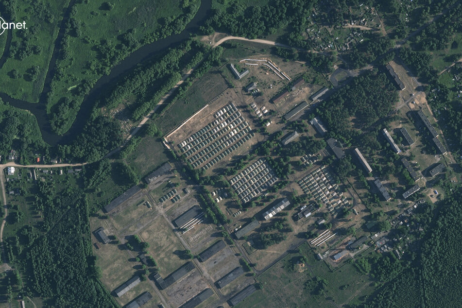 Aktuelle Satellitenbild des ehemaligen Militärstützpunktes in Osipowitschi.