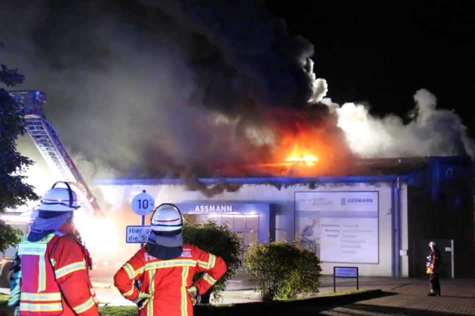 In einem Gewerbebetrieb in Kiel ist am Mittwochabend ein Feuer ausgebrochen. Kurz darauf kam es zu Explosionen.