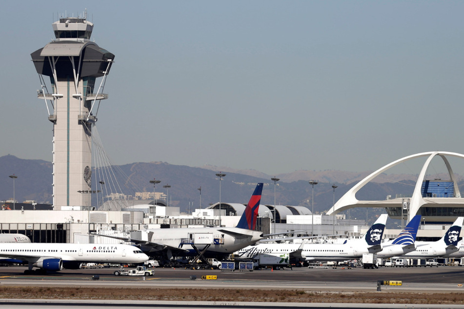 Flugzeuge, darunter auch vom Typ Boeing-777, stehen auf dem Rollfeld am Los Angeles International Airport.