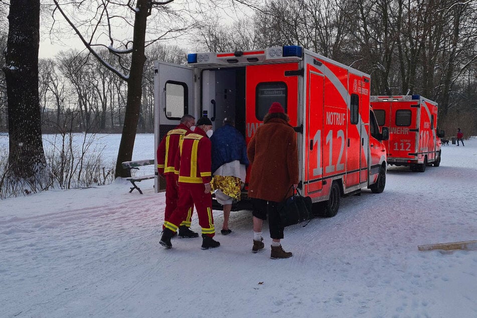 Einer der Eisbader wird von den Feuerwehrleuten in einem Rettungswagen betreut.