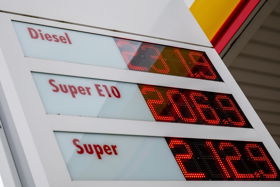 Preis-Schock an der Tankstelle! Mit Beginn des Konflikts in Nahost explodierten die Kraftstoffpreise. Das belastet die sächsische Wirtschaft.