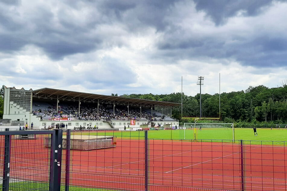 Bei eindrucksvoller Wolkenformation und starkem Wind fanden sich im Poststadion 2000 Zuschauer zum Stadtderby zwischen dem BAK und TeBe (2:0) ein.
