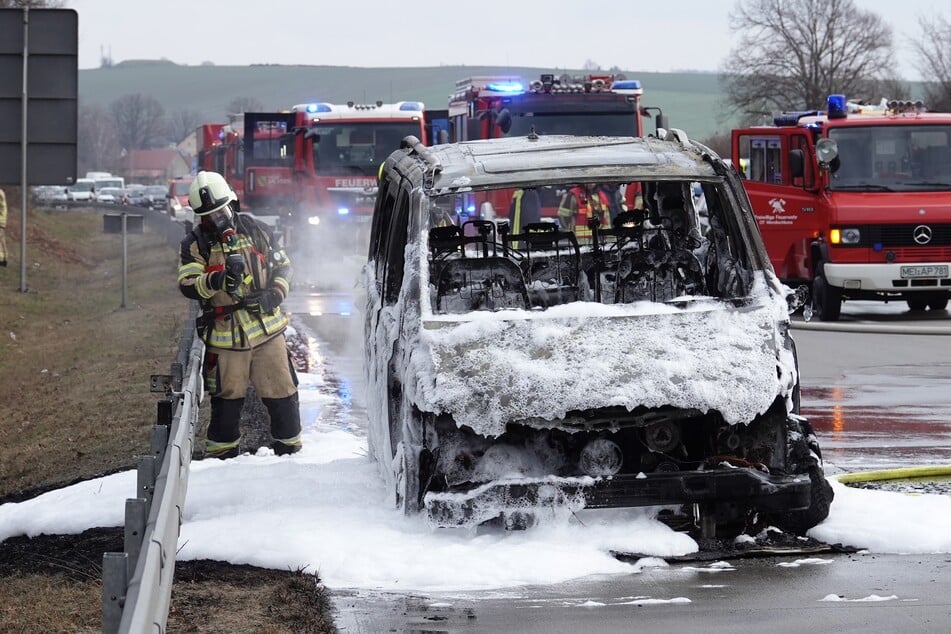 Nach den Löscharbeiten blieb ein Fahrzeugwrack zurück.