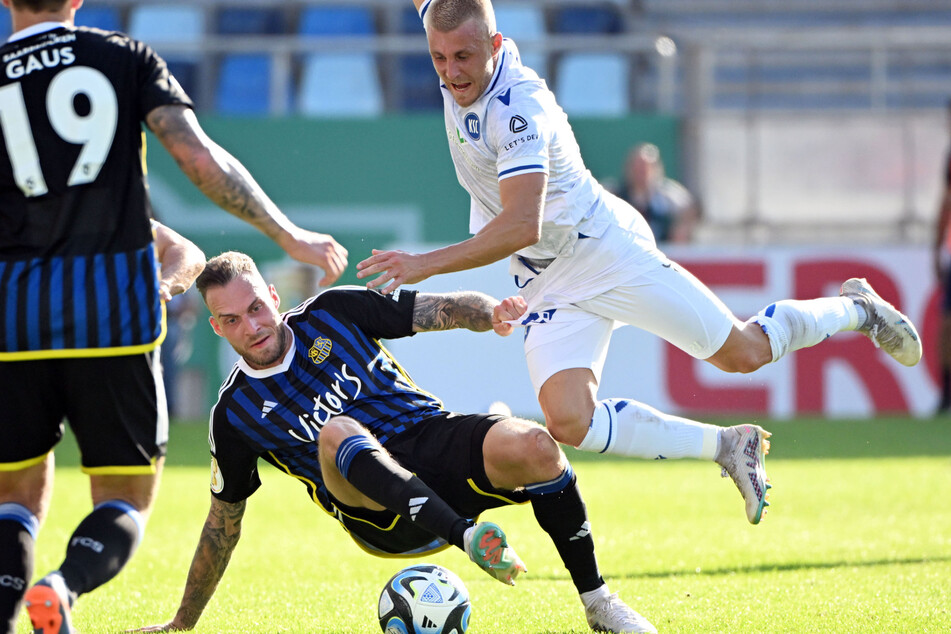 Angreifer Patrick Schmidt (30, 2.v.l.) hängt sich voll rein, hier im DFB-Pokal gegen den Karlsruher Marco Thiede (31, rechts).