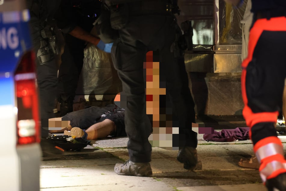 Schockierende Szenen: Der 21-Jährige saß blutüberströmt auf dem Boden. Woher die Verletzungen kamen, ist noch unklar.
