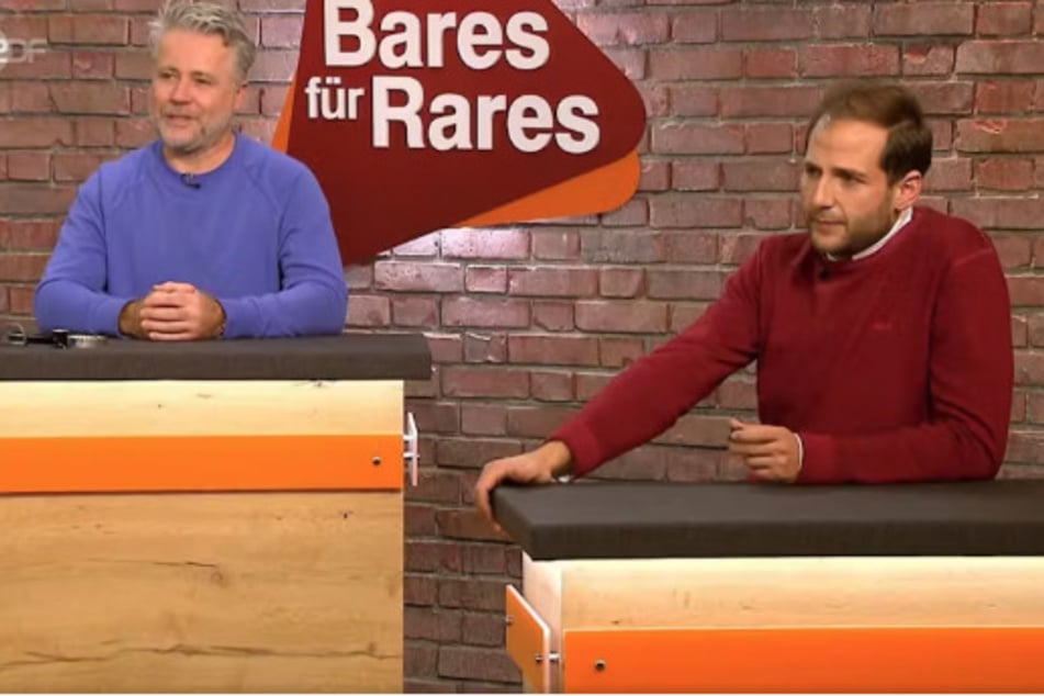Jan Cizek (49, l.) entscheidet das Bietergefecht gegen Julian Schmitz-Avila (38) am Ende knapp für sich. Er zahlt 1510 Euro.