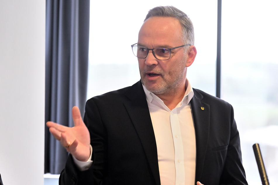 Landrat Dirk Neubauer (52, parteilos) versucht, Lösungen zu finden, wie und wo der Landkreis Mittelsachsen Flüchtlinge unterbringen kann.