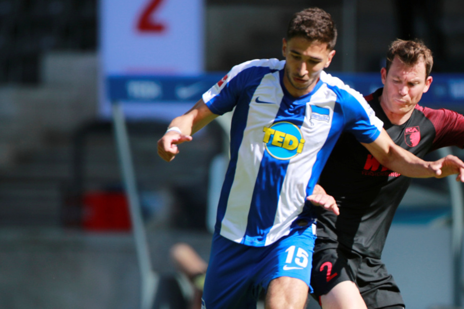 Herthas Marko Grujic (24, l.) im Zweikampf mit Augsburgs Stephan Lichtsteiner.