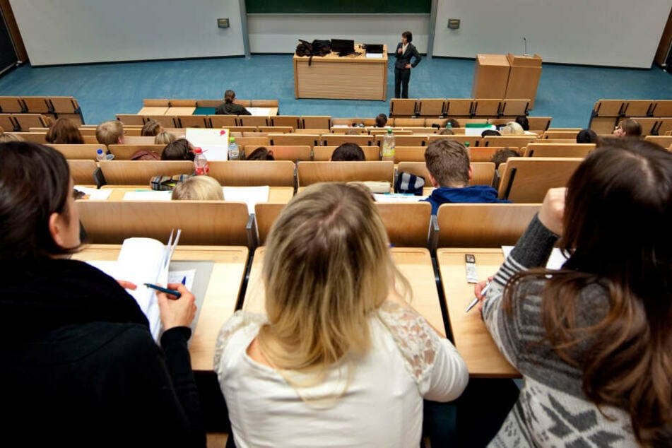 Der Anteil von Frauen bei Habilitationen ist in Bayern im Jahr 2020 auf 35 Prozent gestiegen
