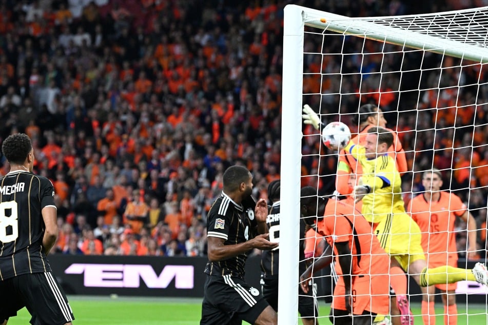 Diese Szene in der 13. Minute sorgte für Aufregung, doch offenbar ging es gar nicht um ein Foulspiel an Marc-André ter Stegen (v.r.).