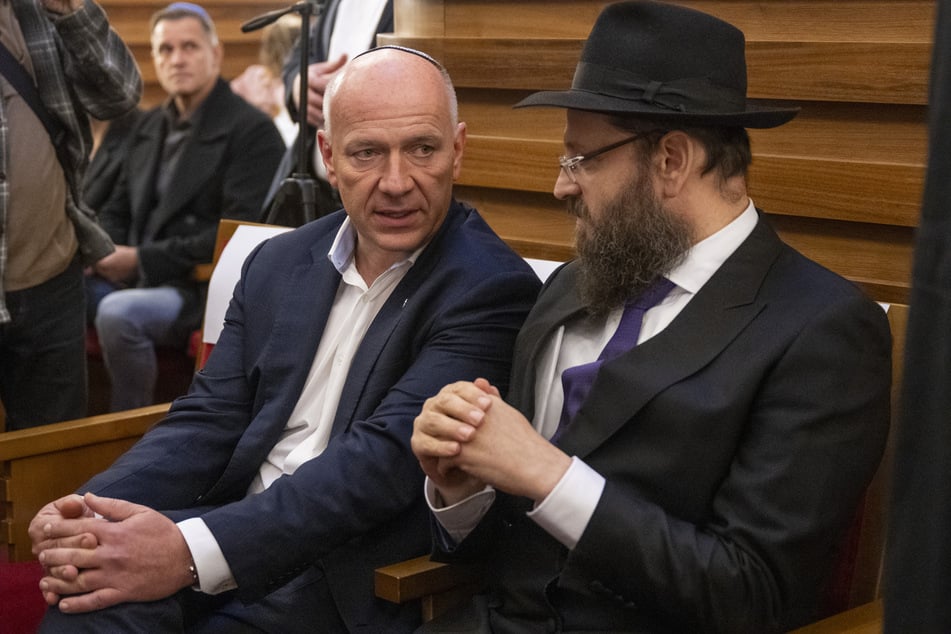 Berlins Regierender Bürgermeister Kai Wegner (51, CDU, l.) sitzt mit Rabbiner Yehuda Teichtal (51) in einer Synagoge.