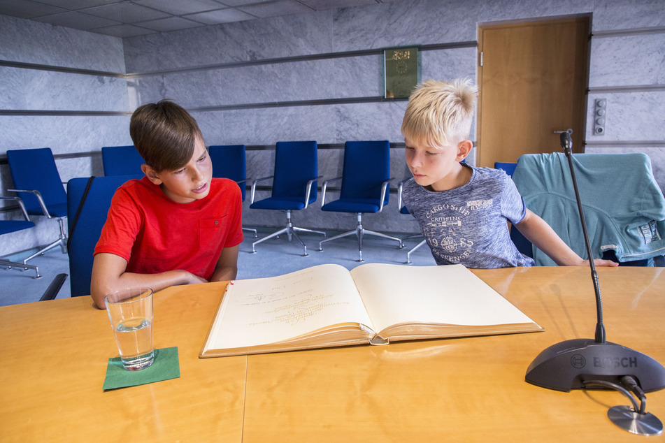 Laurin (13, l.) und Luis (10) können nachlesen, dass sich sogar schon Ex-US-Präsident Barack Obama (59) im Goldenen Buch eingetragen hat.