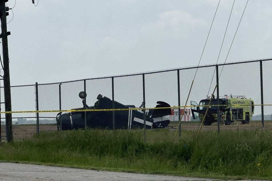 Übler Crash! Die "Avenger" krachte erst in den Zaun, kam dann kopfüber zum Liegen.