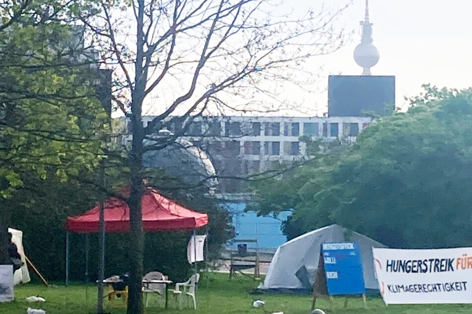 Das Hungerstreik-Camp steht mitten im Regierungsviertel in Berlin.