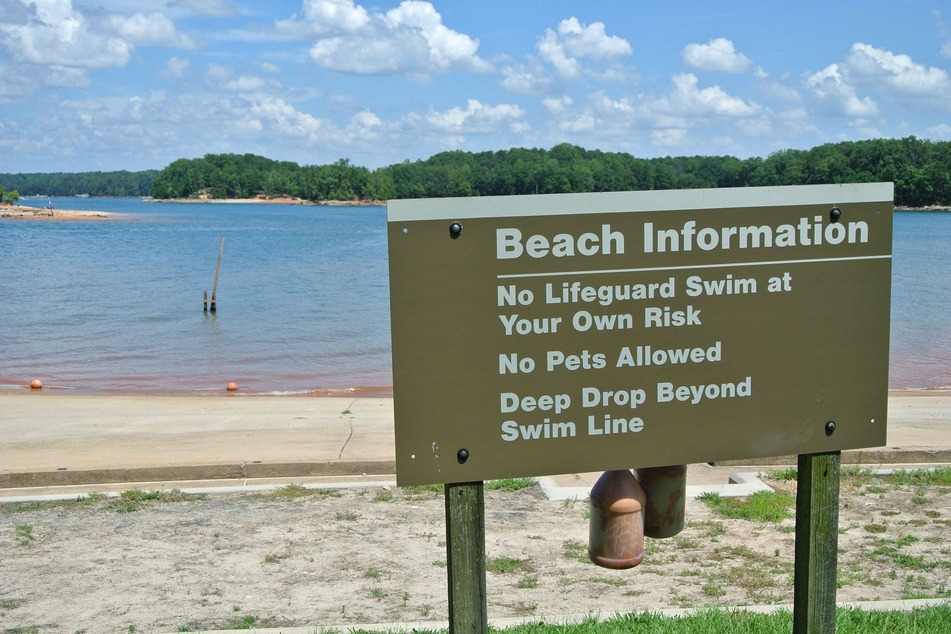 Ein Warnschild am Badestrand des Lanier Sees in bei Atlanta im US-Bundesstaat Georgia.