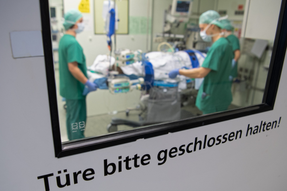 Anästhesisten bereiten in der Anästhesie einen Patient auf eine Operation vor.